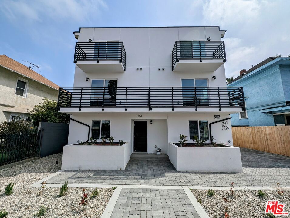 753 1/2 E Adams Boulevard Los Angeles CA, 9001164119986775043121