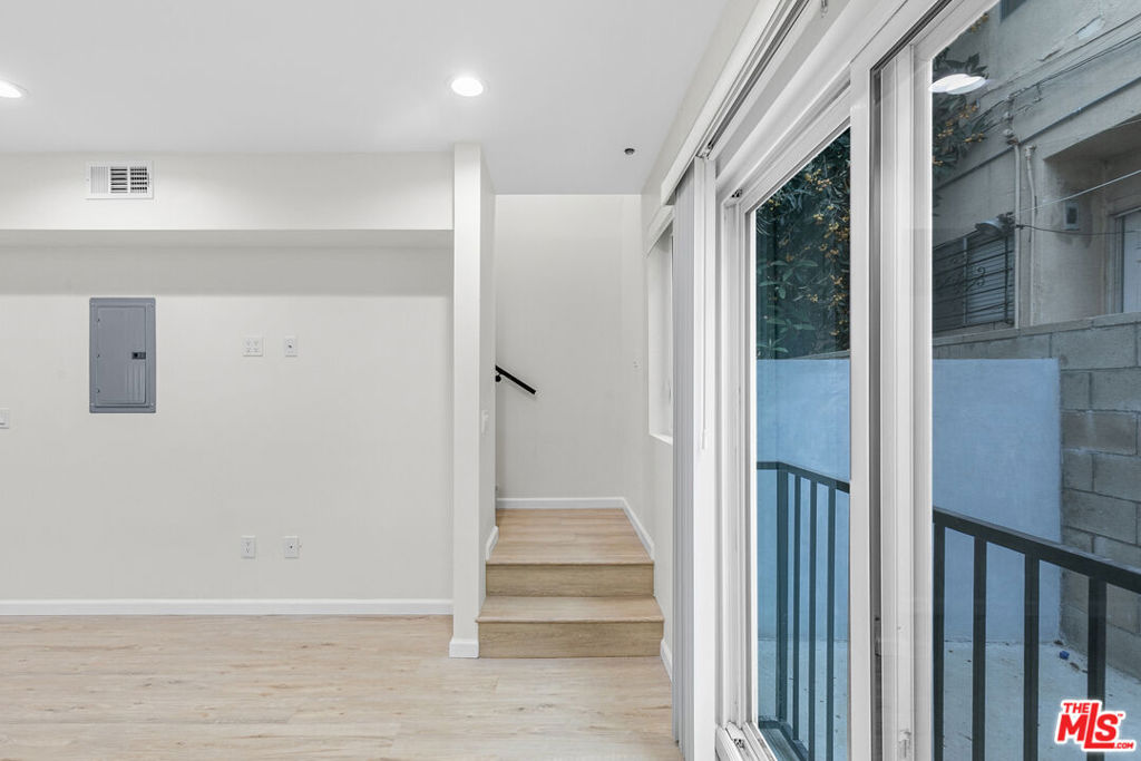 1409 N Hobart Boulevard #104 Los Angeles CA, 9002764119970908418121