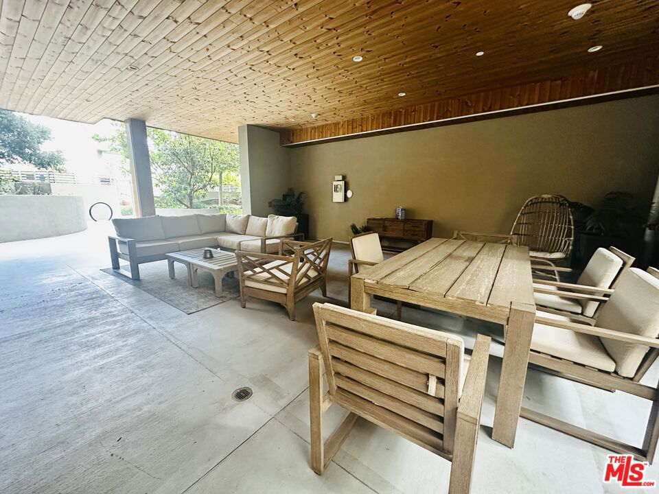 1041 N Spaulding Avenue 201 West Hollywood CA, 9004664134047319682122