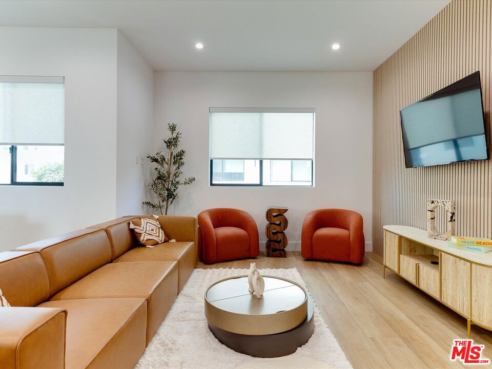 2815 1/2 S Redondo Boulevard Los Angeles CA, 9001663710163667841122