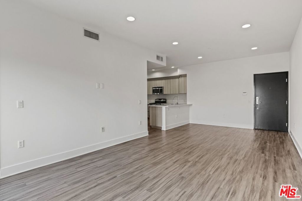 7260 Hawthorn Avenue 101 Los Angeles CA, 9004664112722472833120