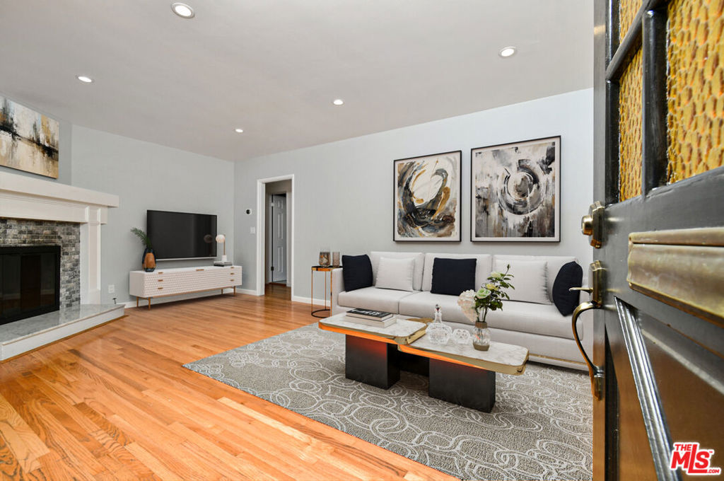 22025 De La Osa Street, Woodland Hills CA, 9136464100047037185122