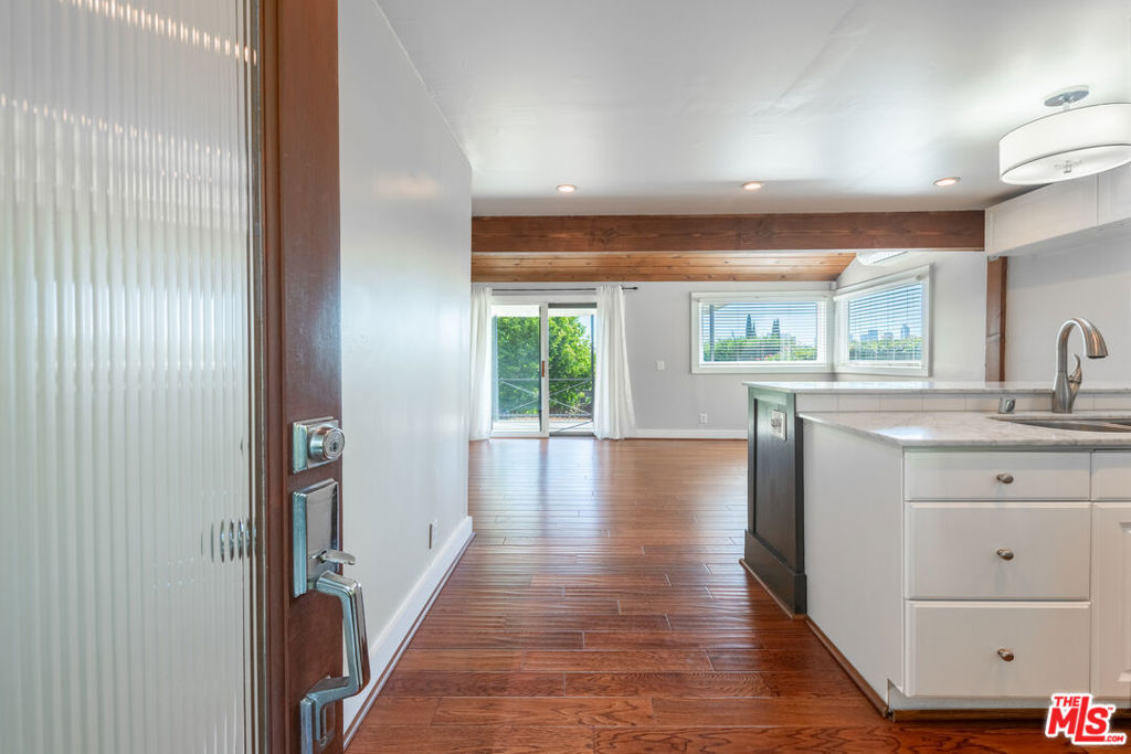 636 Tularosa Drive Los Angeles CA, 9002664131443081858121