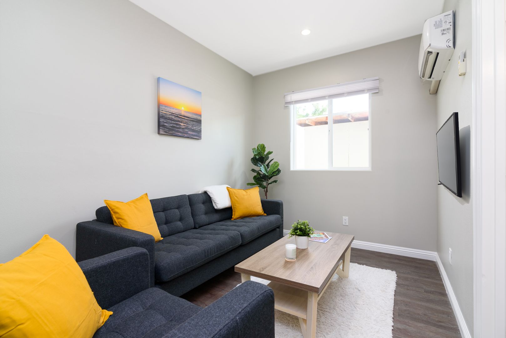 1178 1/2 W 24th St63621989360385120