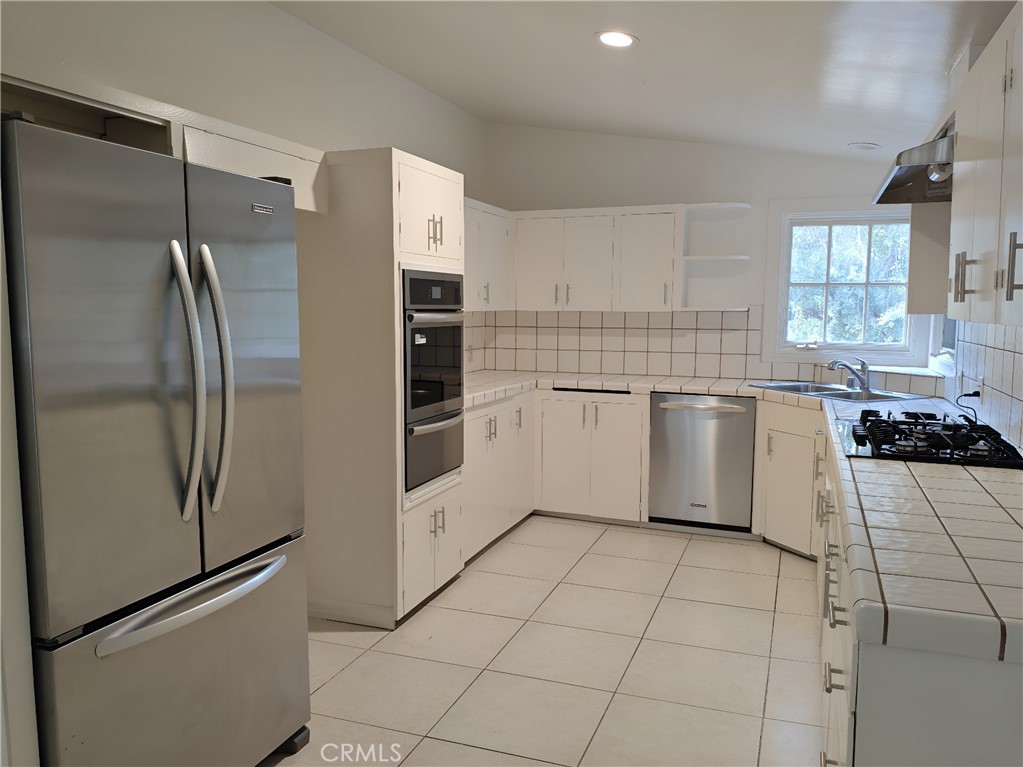 22028 Independencia Street Woodland Hills CA, 9136463868294717569122