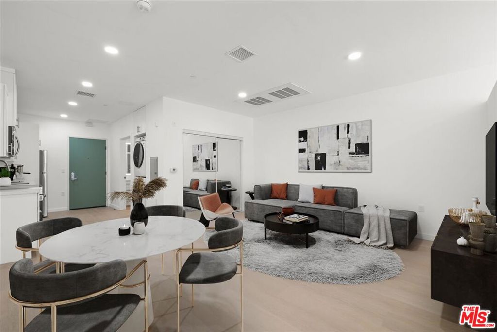 3977 Beverly Boulevard 102 Los Angeles CA, 9000464133904625409120